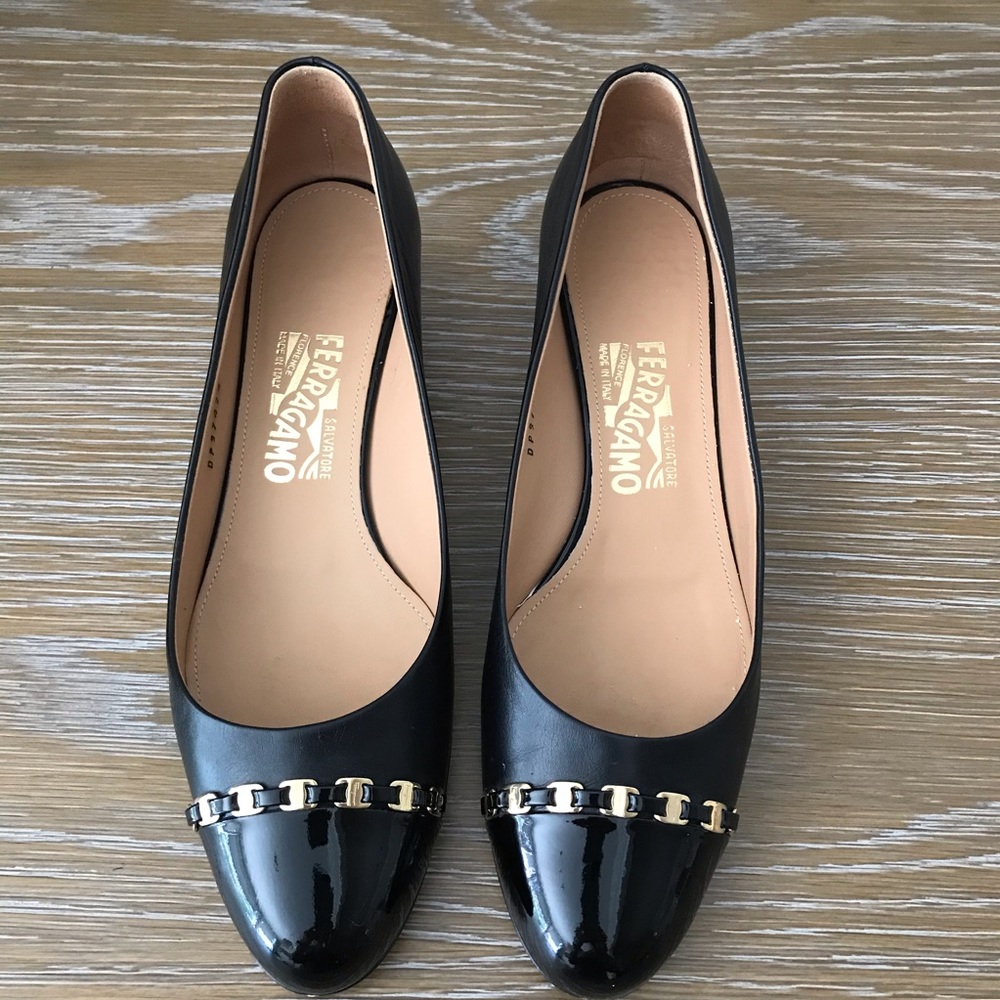 Salvatore Ferragamo chain logo black pumps